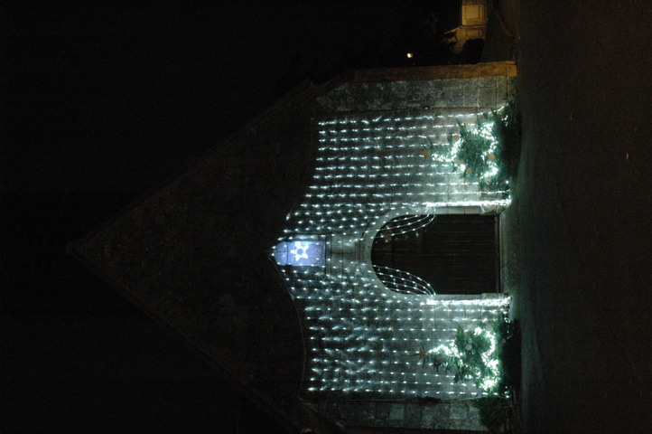 l'eglise de Touchay decoré avec des lumieres de Noël