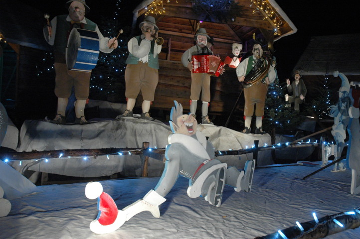 Bonhomme riant avec patins et un petit orchestre au fond 